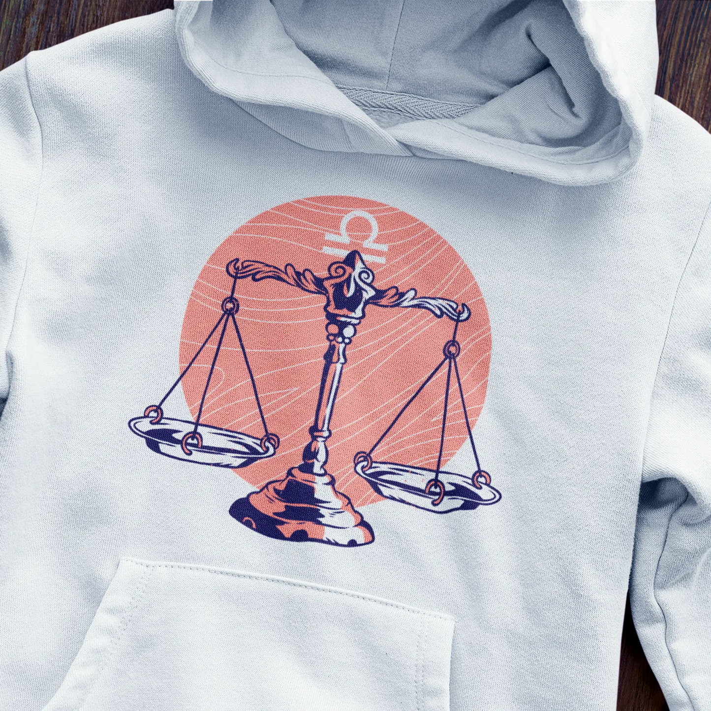 White hoodie showcasing Libra scales balance art for astrology lovers – Λευκό φούτερ κουκούλα με σχέδιο ζυγαριάς Ζυγού για λάτρεις αστρολογίας,
