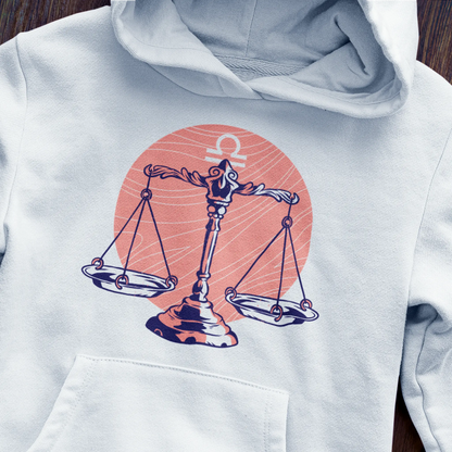 White hoodie showcasing Libra scales balance art for astrology lovers – Λευκό φούτερ κουκούλα με σχέδιο ζυγαριάς Ζυγού για λάτρεις αστρολογίας,