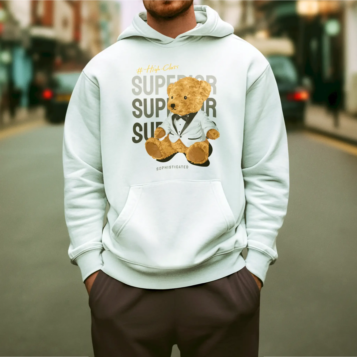 White hoodie showcasing a high-class teddy bear design – Λευκή κουκούλα με σχέδιο αρκουδάκι υψηλής κλάσης