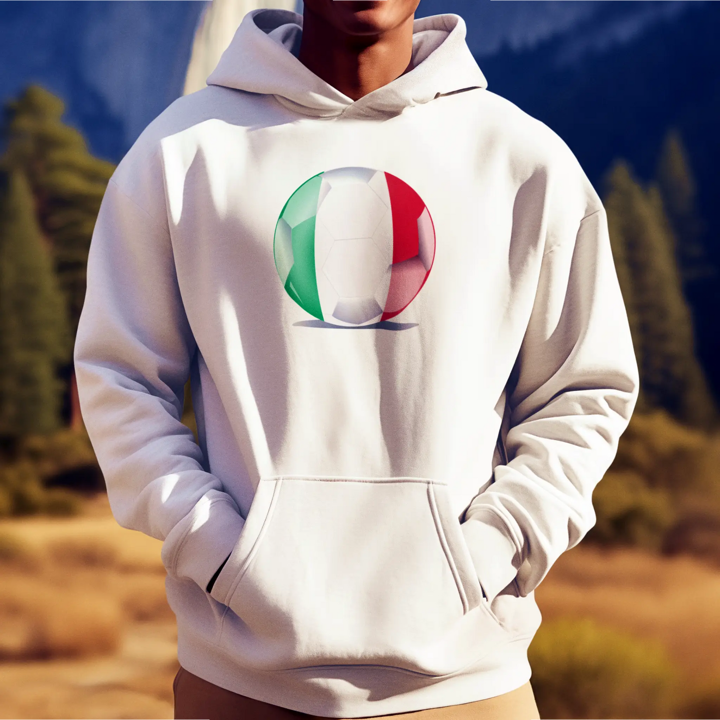 White hoodie showing Italian pride through football art. | Λευκό hoodie που αποπνέει Ιταλική υπερηφάνεια μέσω ποδοσφαιρικής τέχνης.