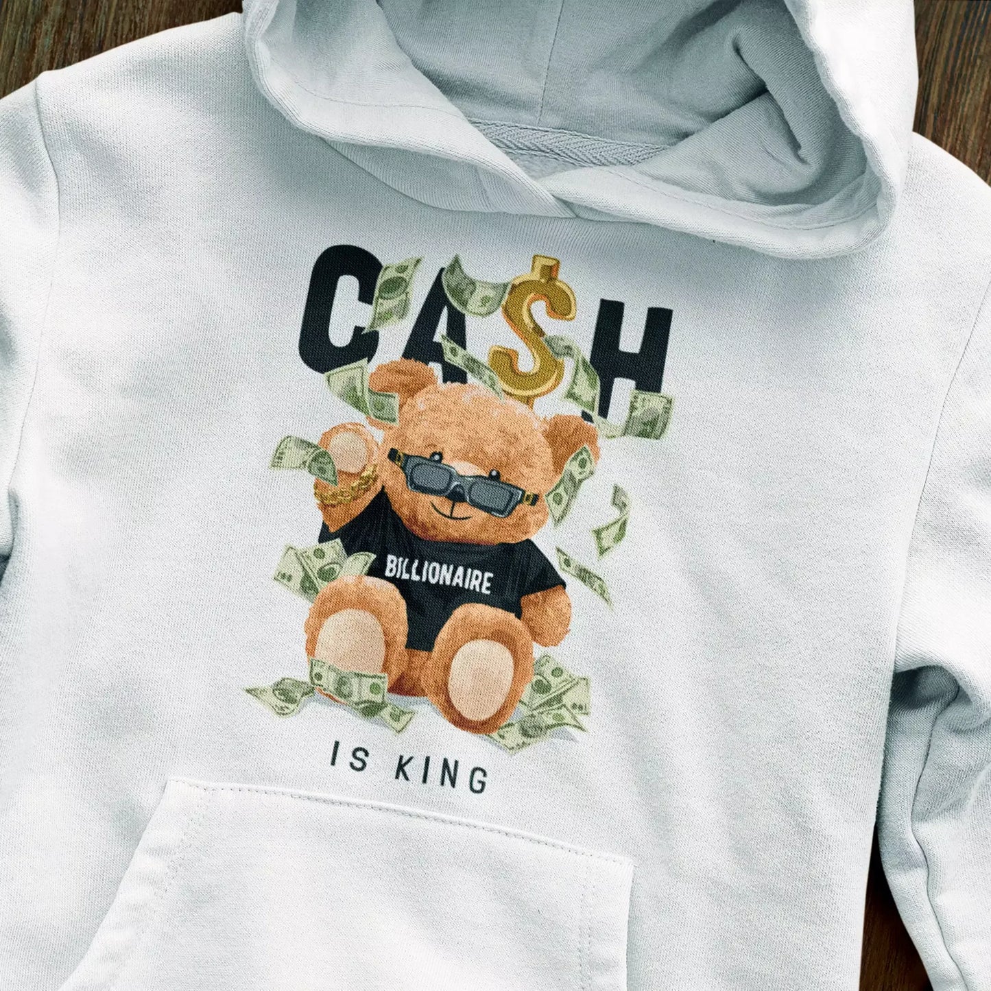 White hoodie with a luxury bear wearing a crown and gripping stacks of cash, perfect for casual flex – Λευκή μπλούζα με κουκούλα με αρκούδο σε στέμμα και χρήματα, ιδανική για καθημερινό lifestyle με statement