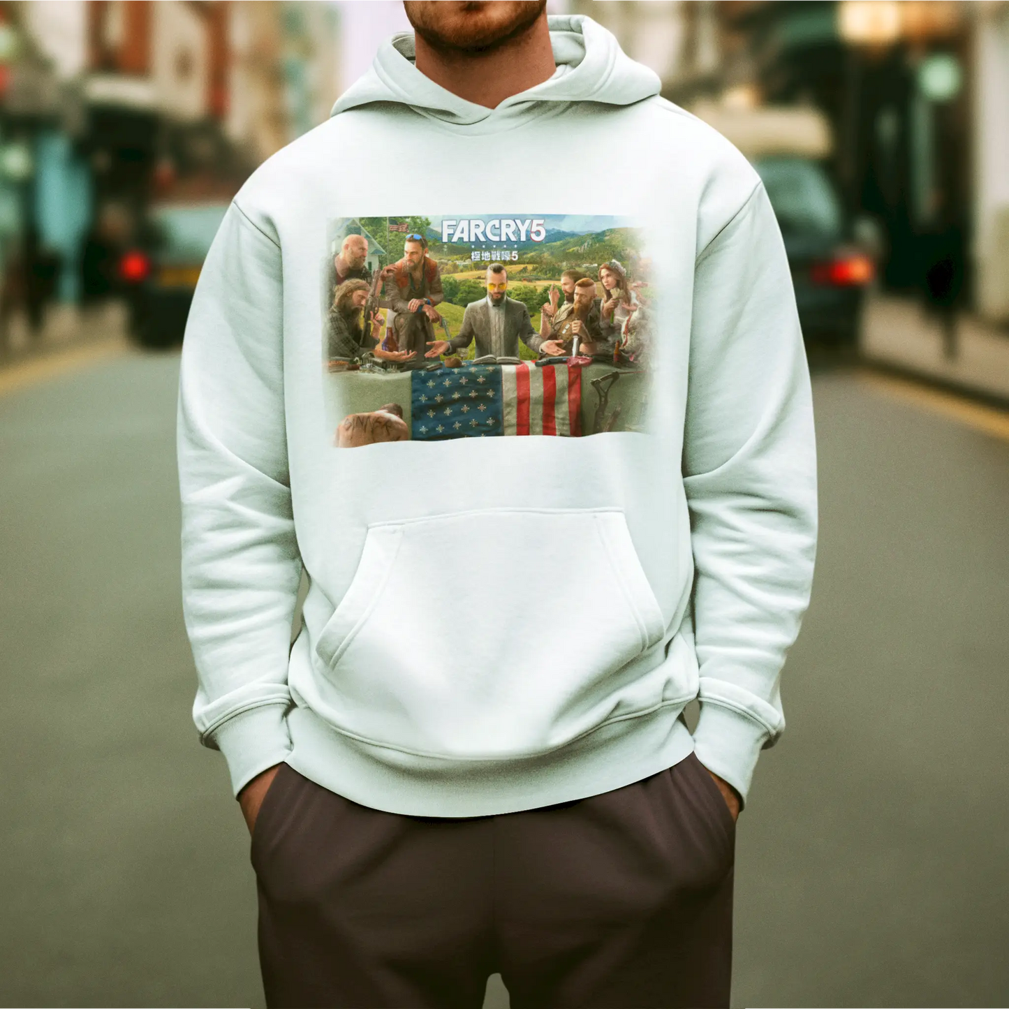 White hoodie with bold Far Cry 5 print and soft edge fade-out for clean, fashionable gamer wear – Λευκό hoodie με έντονο print Far Cry 5 και μαλακό fade-out στις άκρες για καθαρό, μοντέρνο gamer style