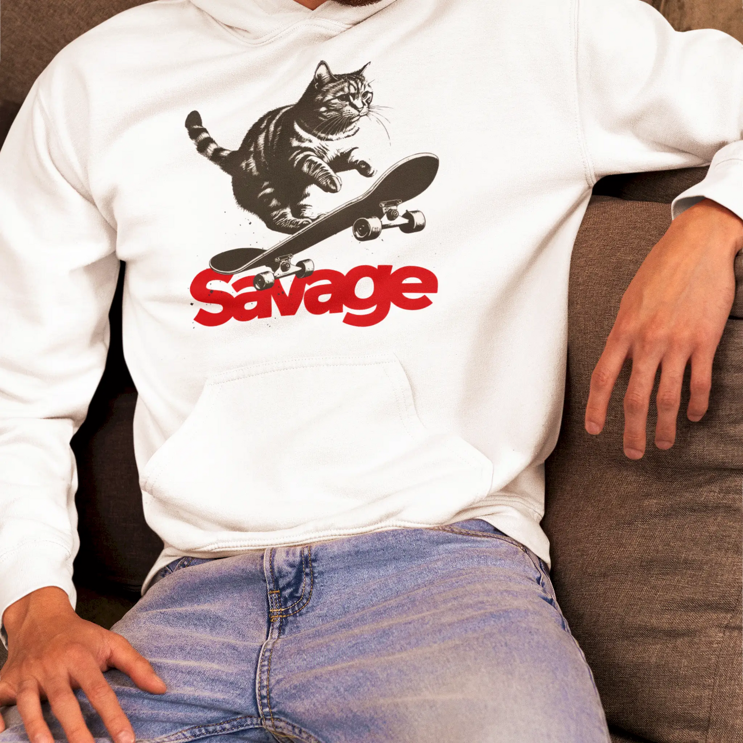 White hoodie with fierce skater cat – γάτα σε skateboard, δυναμική στάση και street style energy με κόκκινο lettering