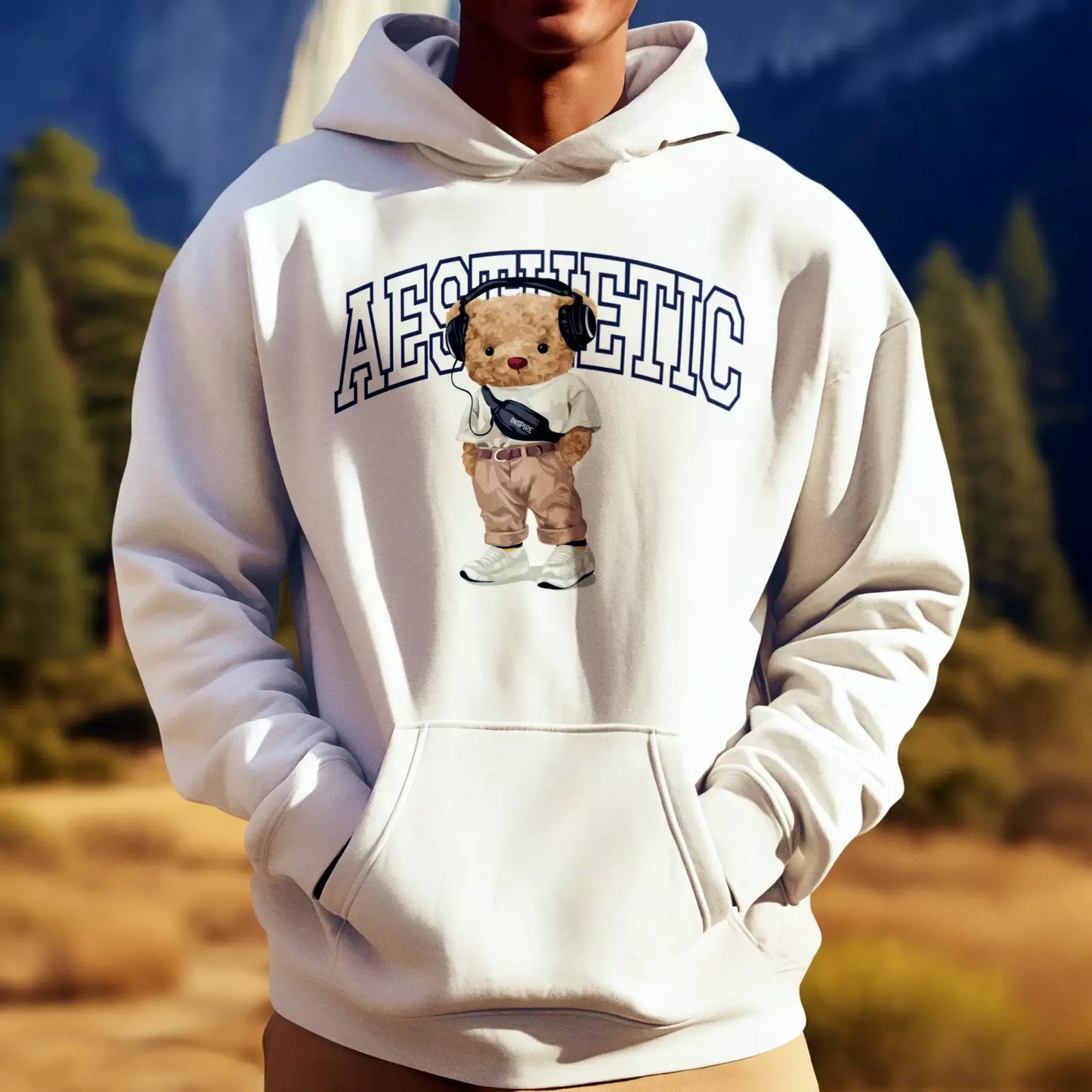White hoodie with teddy wearing headphones and casual outfit – Λευκό hoodie με teddy με ακουστικά και casual ρούχα.