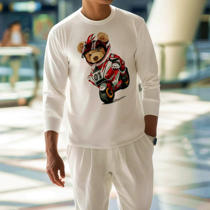 White long-sleeve t-shirt showcasing the Racer Teddy graphic – Λευκή μακρυμάνικη μπλούζα με το γραφικό του Racer Teddy.