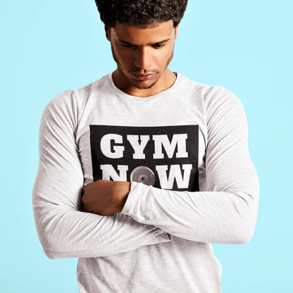 White long sleeve featuring Gym Now print with black emblem contrast – Λευκή μακρυμάνικη με print Gym Now και έντονη αντίθεση μαύρου εμβλήματος
