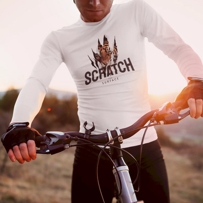 White long sleeve graphic tee with a modern urban texture design on the chest. — Λευκό μακρυμάνικο t-shirt με μοντέρνο αστικό σχέδιο υφής στο στήθος