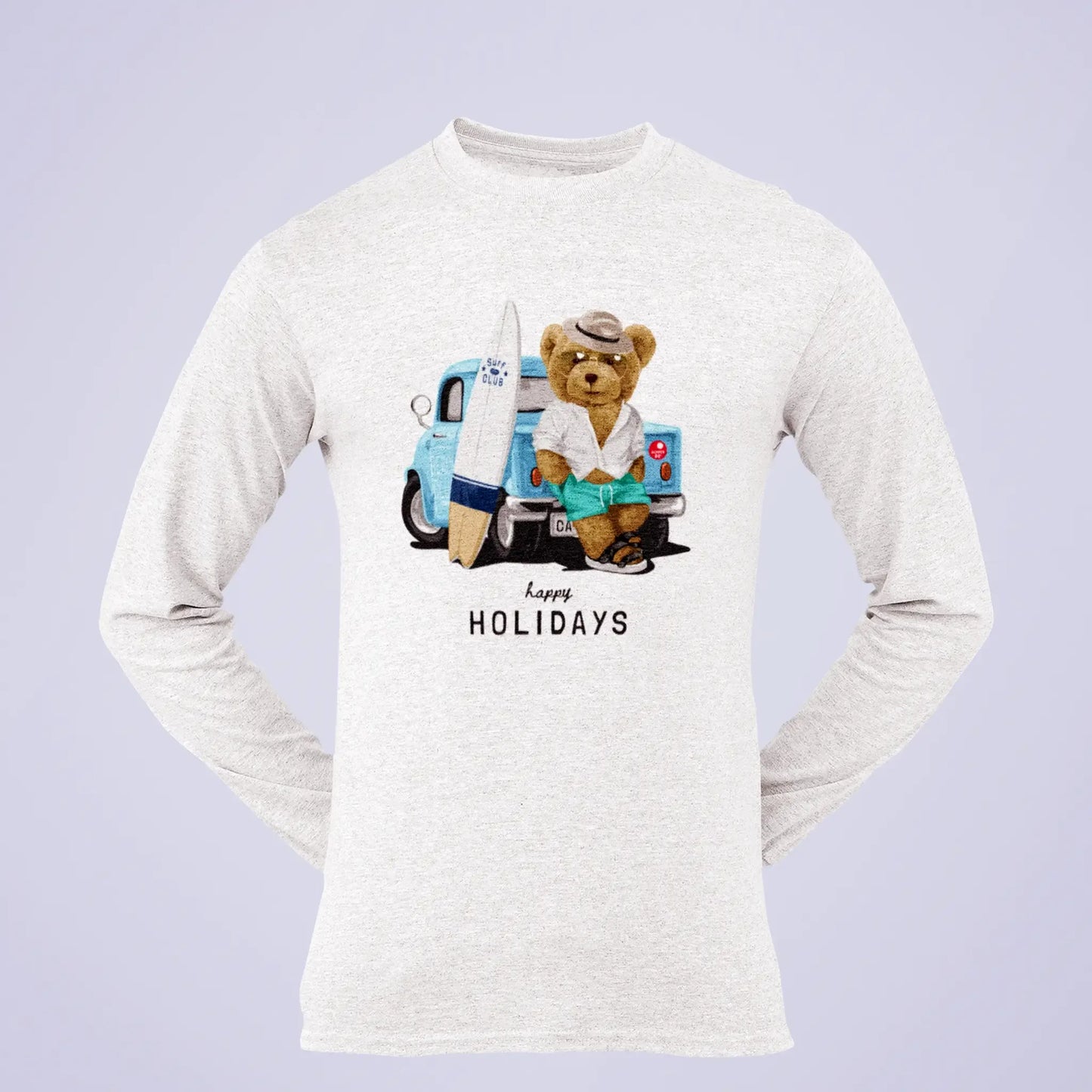 White long sleeve shirt with teddy surfer by blue van – Λευκή μακρυμάνικη μπλούζα με αρκουδάκι surfer δίπλα σε γαλάζιο van.