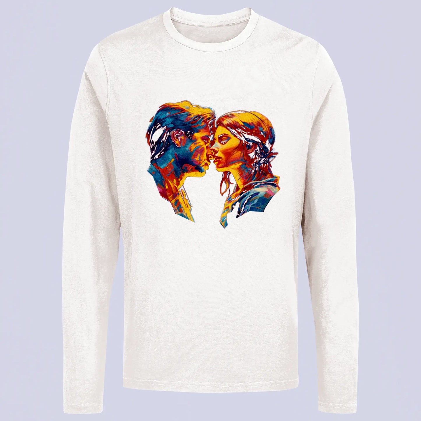 White long sleeve tee with radiant lovers in passionate embrace – Λευκό μακρυμάνικο με λαμπερούς εραστές σε παθιασμένη αγκαλιά.