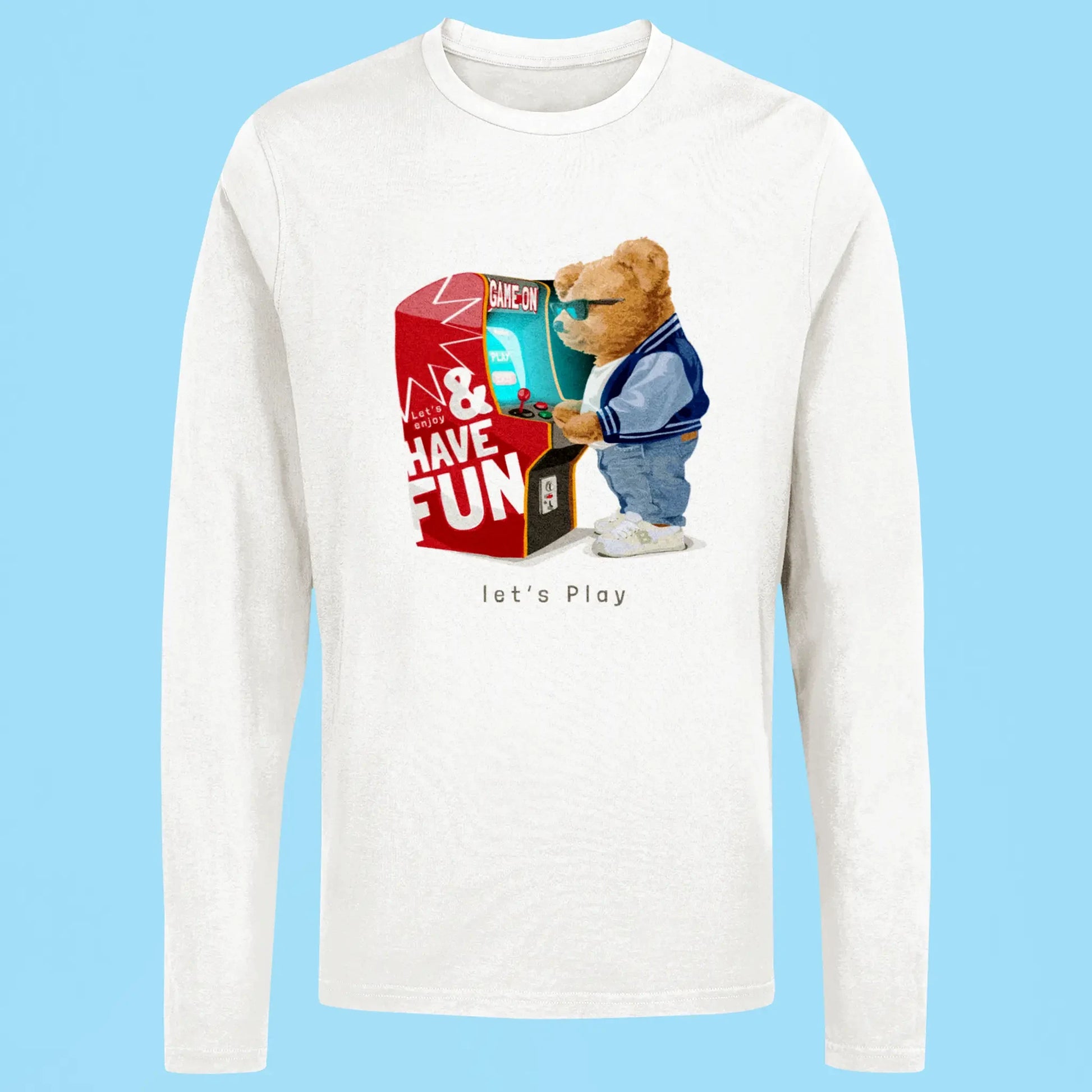 White long sleeve with teddy gamer at arcade – Λευκή μακρυμάνικη με αρκουδάκι gamer μπροστά σε arcade.