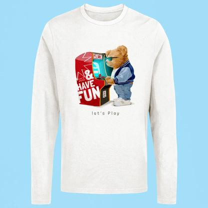 White long sleeve with teddy gamer at arcade – Λευκή μακρυμάνικη με αρκουδάκι gamer μπροστά σε arcade.