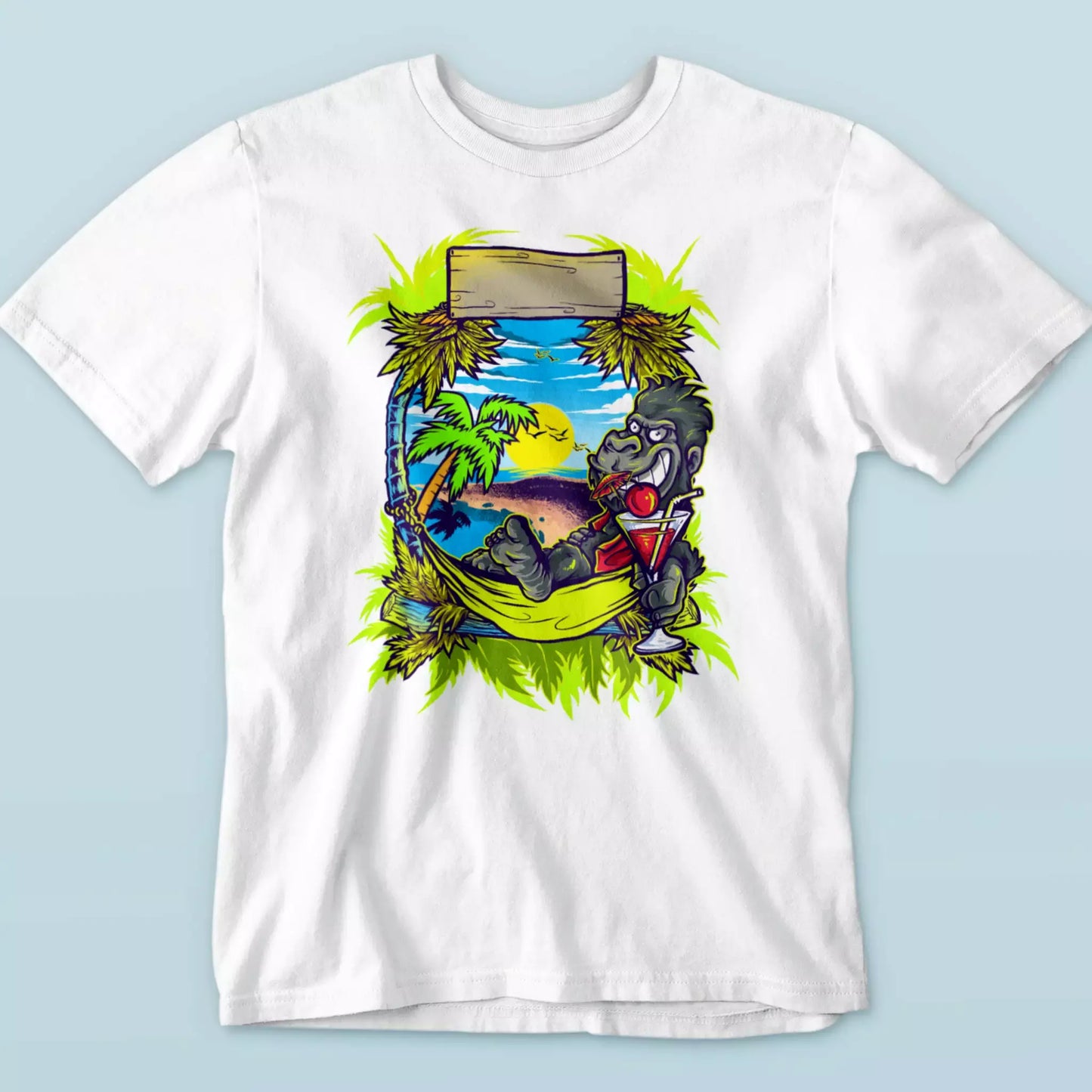 White minimalist t-shirt displaying the colorful street art gorilla illustration on the chest. — Λευκό μινιμαλιστικό t-shirt που εμφανίζει την πολύχρωμη εικονογράφηση του street art γορίλα στο στήθος