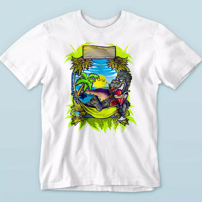 White minimalist t-shirt displaying the colorful street art gorilla illustration on the chest. — Λευκό μινιμαλιστικό t-shirt που εμφανίζει την πολύχρωμη εικονογράφηση του street art γορίλα στο στήθος