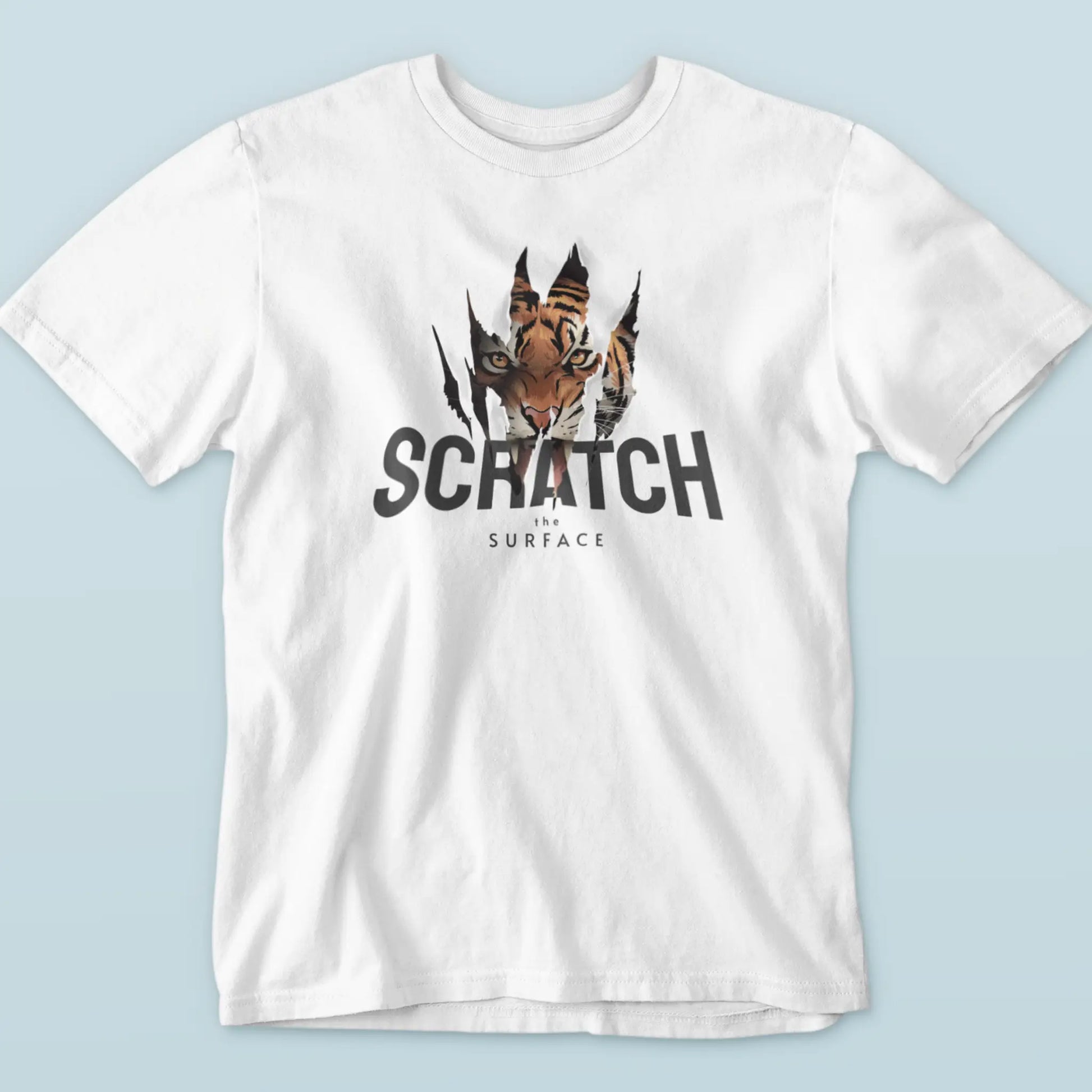 White streetwear t-shirt with a bold monochrome artistic graphic on the front. — Λευκό streetwear t-shirt με ένα έντονο μονόχρωμο καλλιτεχνικό γραφικό στο μπροστινό μέρος_result