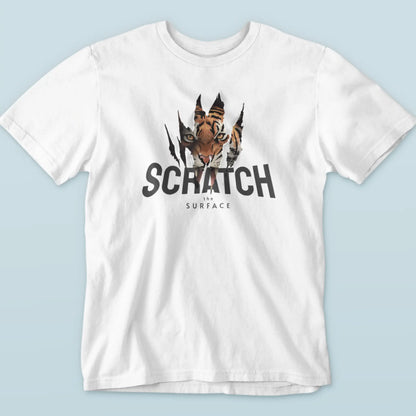 White streetwear t-shirt with a bold monochrome artistic graphic on the front. — Λευκό streetwear t-shirt με ένα έντονο μονόχρωμο καλλιτεχνικό γραφικό στο μπροστινό μέρος_result