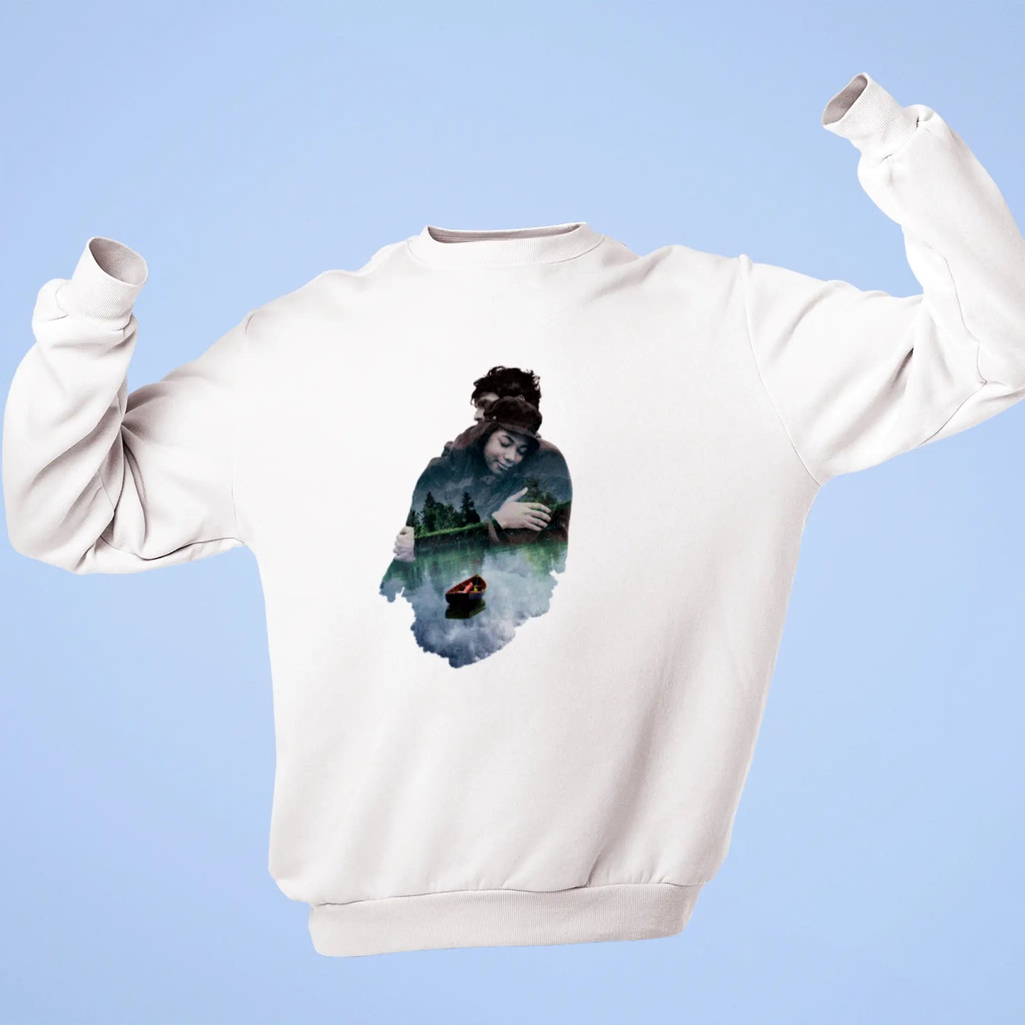 White sweatshirt capturing artistic embrace with forest and lake – Λευκό φούτερ που αποτυπώνει καλλιτεχνική αγκαλιά με δάσος και λίμνη.