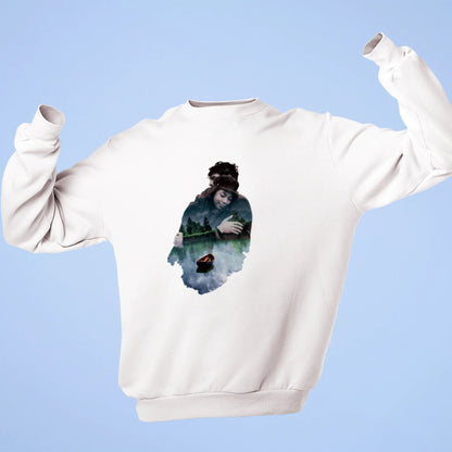 White sweatshirt capturing artistic embrace with forest and lake – Λευκό φούτερ που αποτυπώνει καλλιτεχνική αγκαλιά με δάσος και λίμνη.