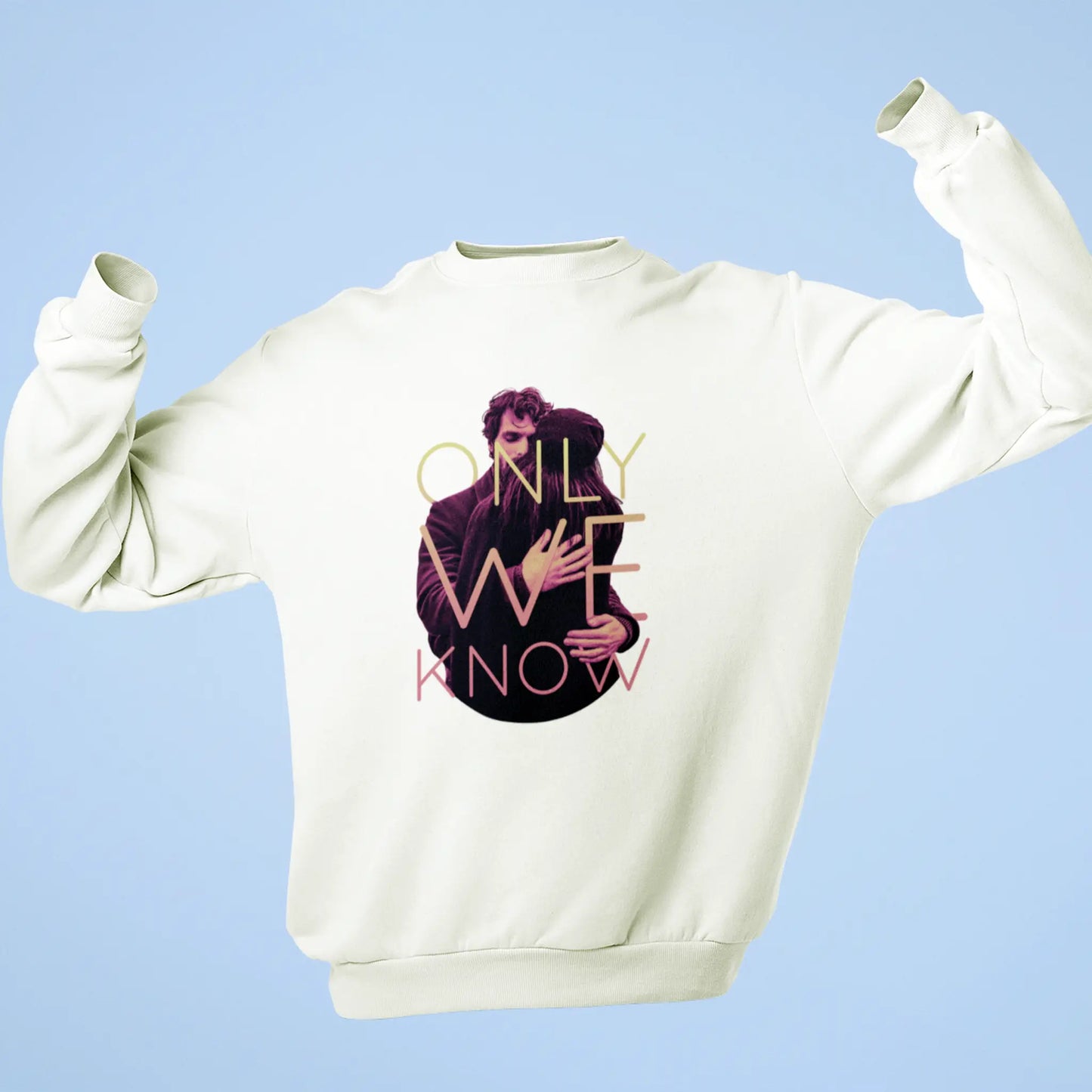 White sweatshirt displaying pure romantic connection that needs no outside validation - Λευκό φούτερ που εμφανίζει αγνή ρομαντική σύνδεση που δεν χρειάζεται εξωτερική επικύρωση