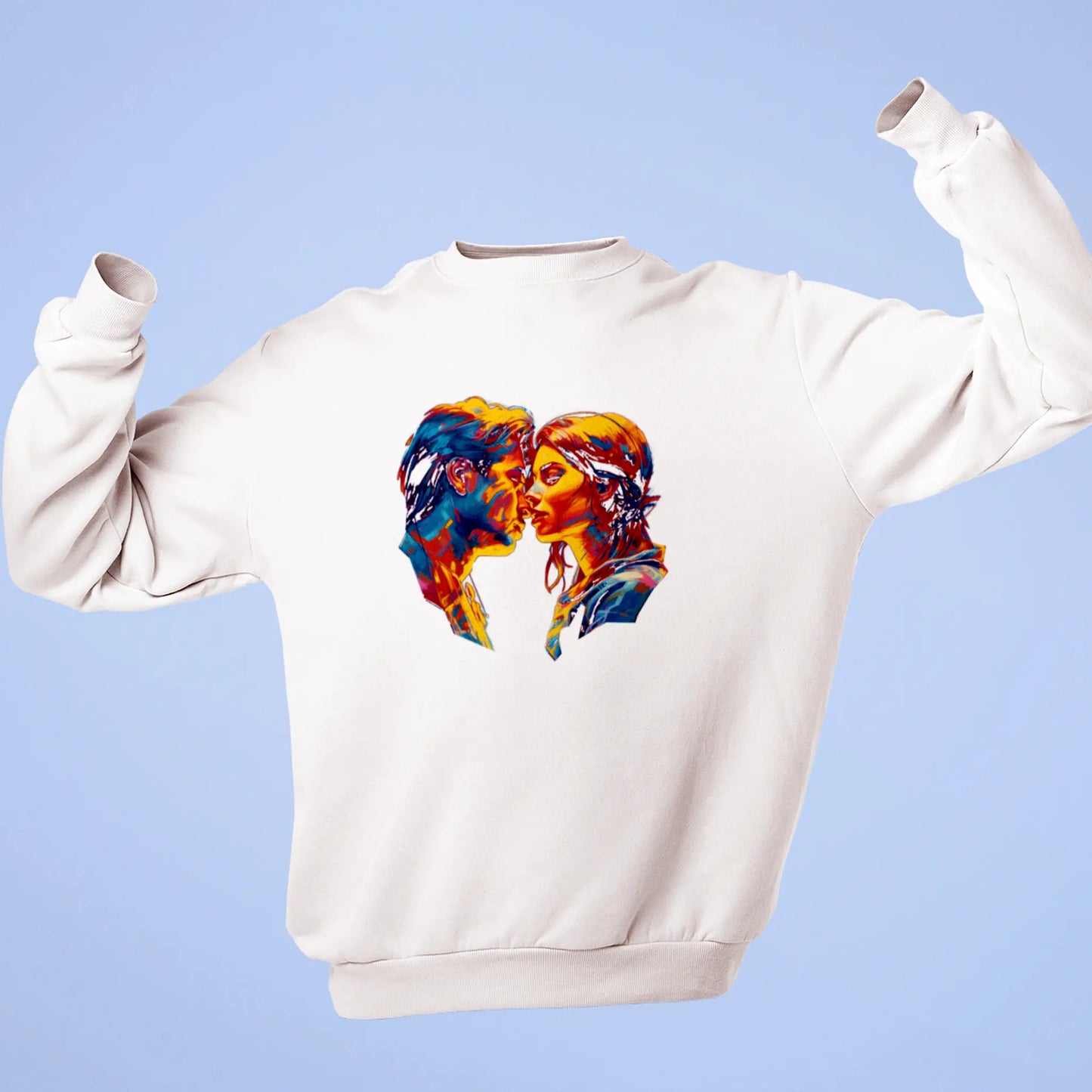 White sweatshirt featuring lovers’ kiss in radiant brushstrokes – Λευκό φούτερ με φιλί εραστών σε λαμπερές πινελιές.