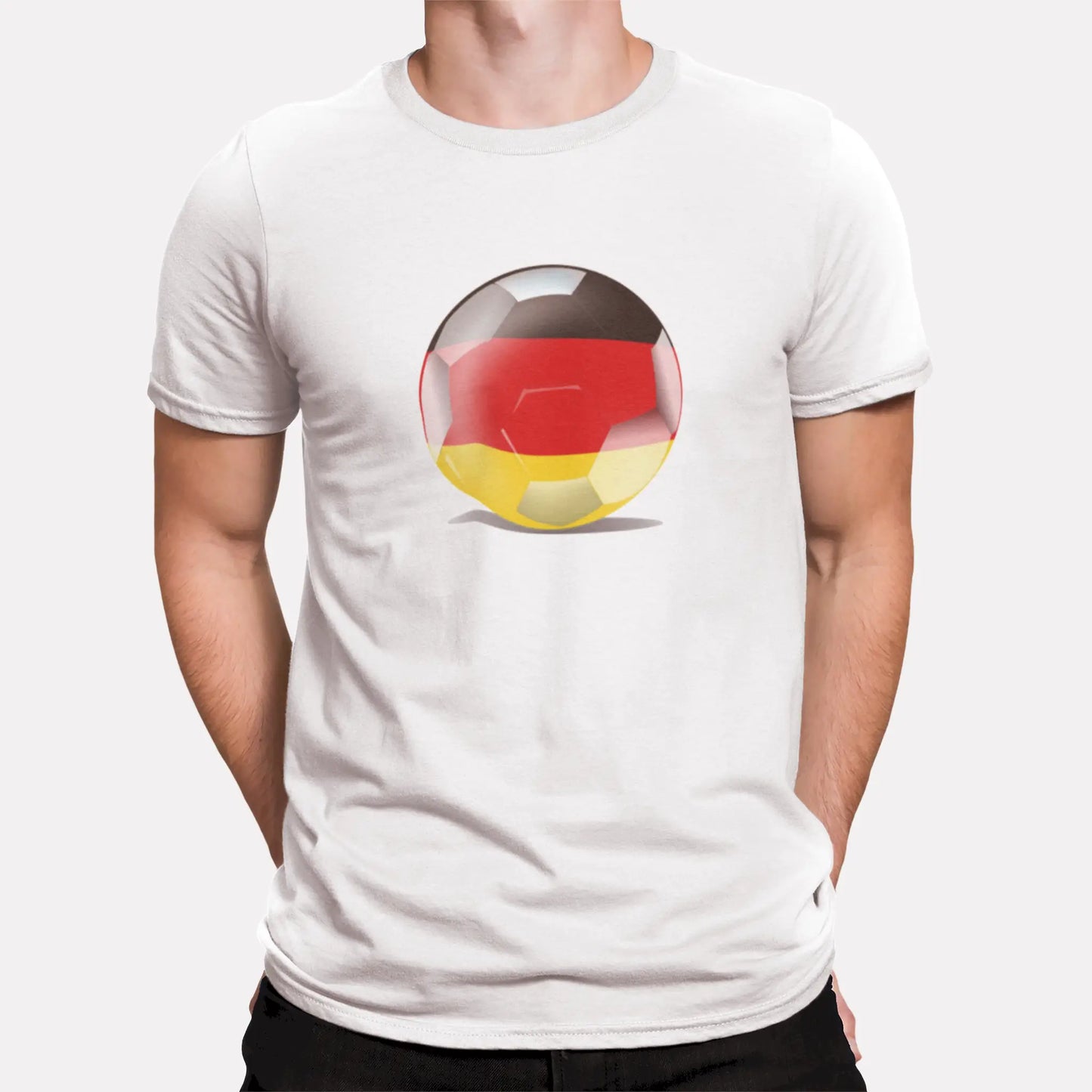 White sweatshirt featuring the German flag in motion – energetic football expression. Λευκό sweatshirt με τη γερμανική σημαία σε κίνηση – εκρηκτική ποδοσφαιρική έκφραση.
