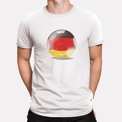 White sweatshirt featuring the German flag in motion – energetic football expression. Λευκό sweatshirt με τη γερμανική σημαία σε κίνηση – εκρηκτική ποδοσφαιρική έκφραση.