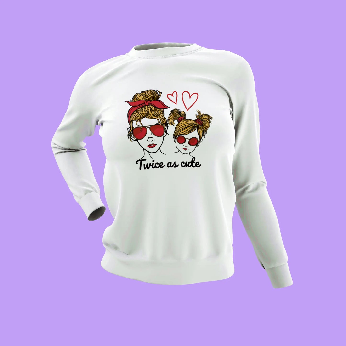 White sweatshirt, playful mommy & me graphic for everyday love – Λευκό φούτερ με παιχνιδιάρικο mommy & me γραφικό για καθημερινή αγάπη.