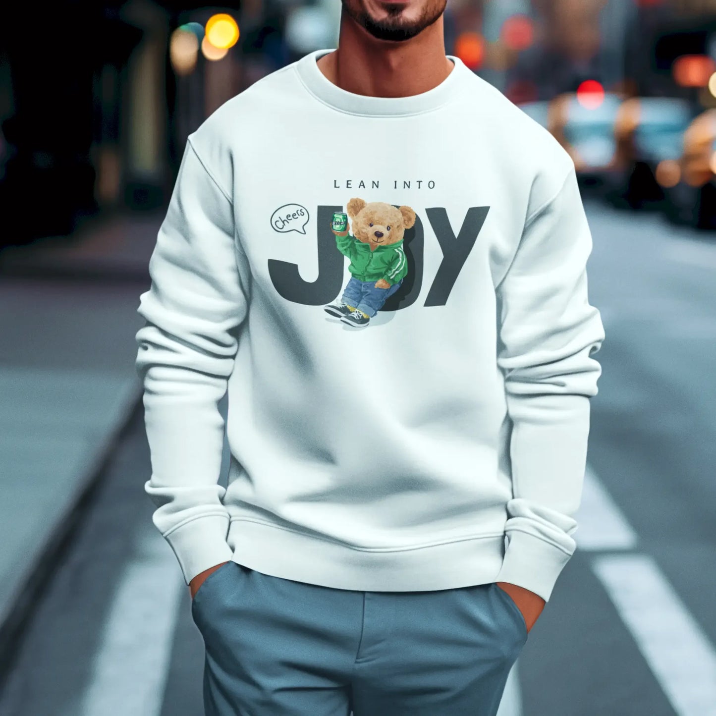 White sweatshirt with a happy teddy bear toasting – Λευκή φούτερ μπλούζα με teddy που κάνει πρόποση.