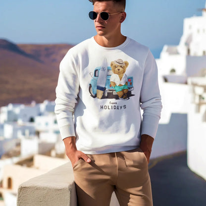 White sweatshirt with teddy standing by beach van and surfboard – Λευκή μπλούζα φούτερ με αρκουδάκι μπροστά από beach van και σανίδα.