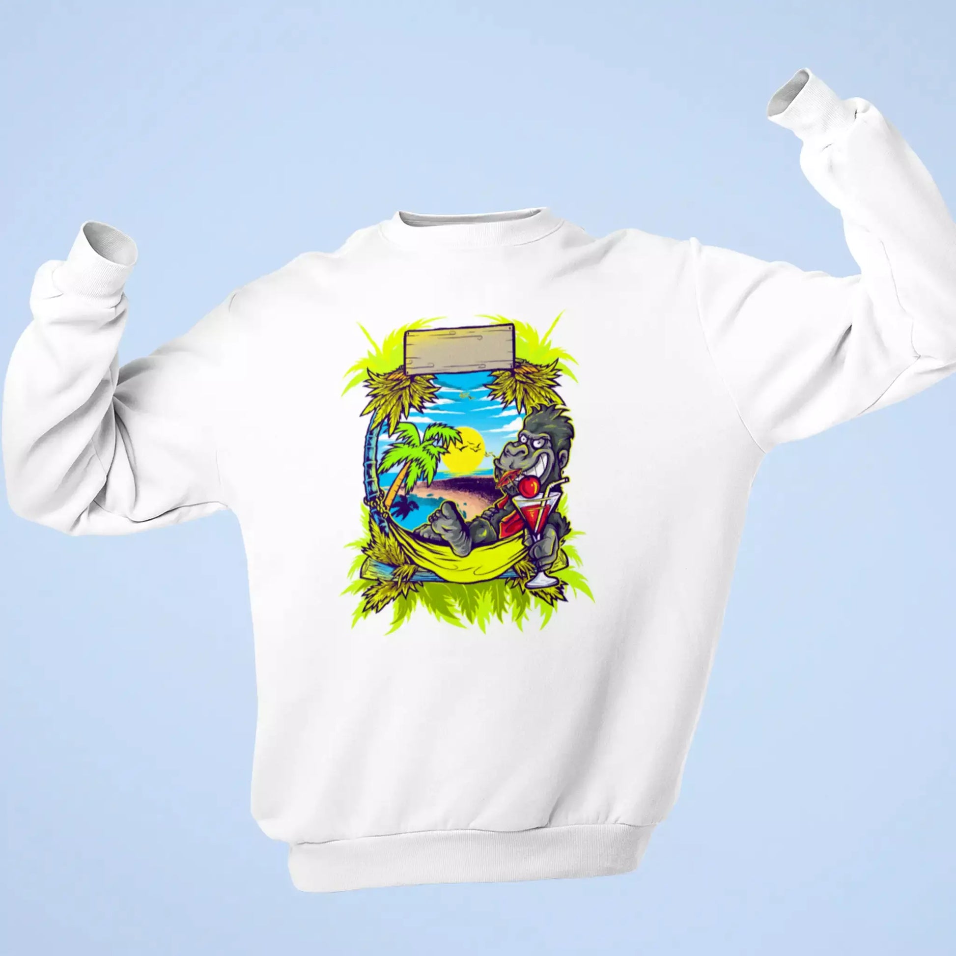 White sweatshirt without a hood with a clean and vibrant multicolored ape graphic. — Λευκή μπλούζα φούτερ χωρίς κουκούλα με ένα καθαρό και ζωντανό πολύχρωμο γραφικό πιθήκου