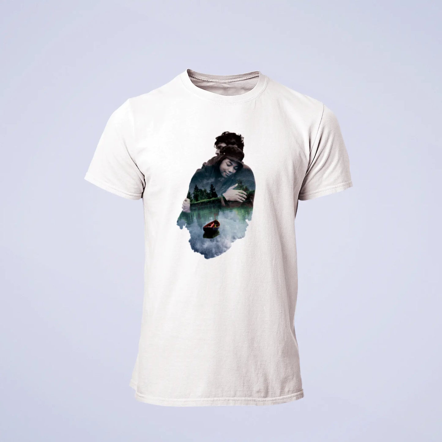 White t-shirt capturing timeless romance in artistic hug illustration – Λευκό t-shirt που αποτυπώνει διαχρονικό ρομαντισμό σε καλλιτεχνική αγκαλιά.