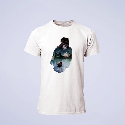 White t-shirt capturing timeless romance in artistic hug illustration – Λευκό t-shirt που αποτυπώνει διαχρονικό ρομαντισμό σε καλλιτεχνική αγκαλιά.