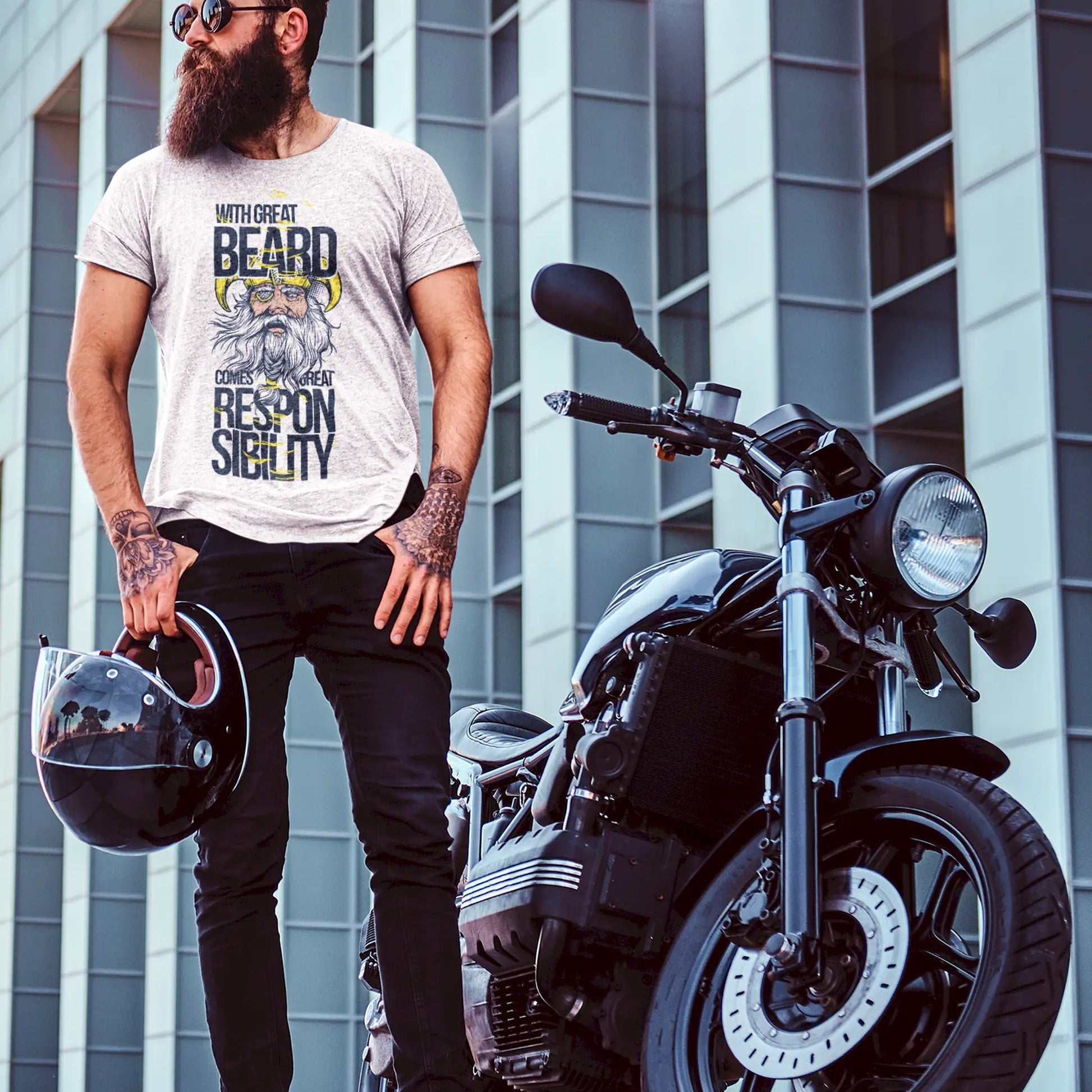 White t-shirt depicting a warrior with eye patch and exaggerated beard – Λευκό t-shirt με πολεμιστή με κάλυμμα ματιού και υπερβολική γενειάδα