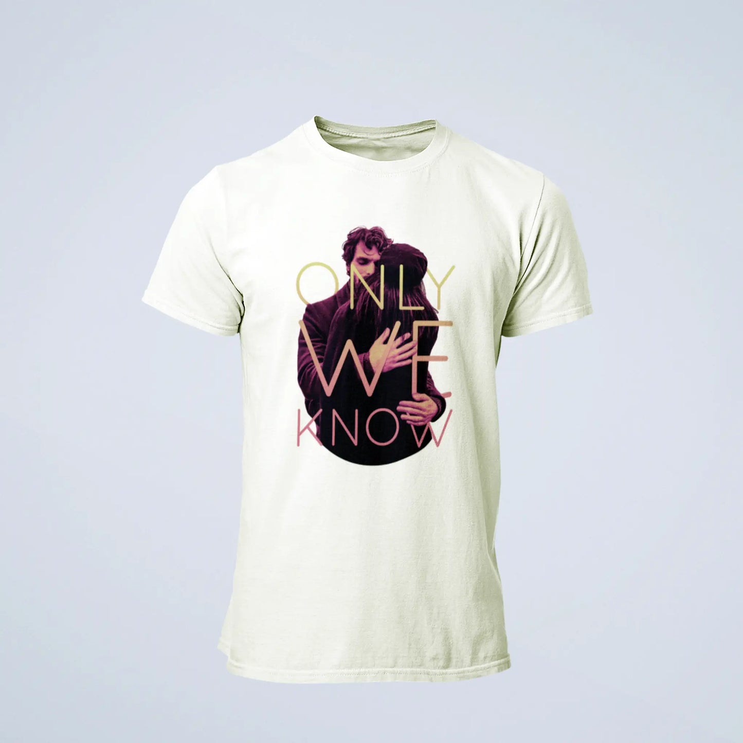 White t-shirt displaying pure love connection that transcends words and explanations - Λευκό μπλουζάκι που απεικωνίζει την αγνή σύνδεση αγάπης που υπερβαίνει λόγια και εξηγήσεις