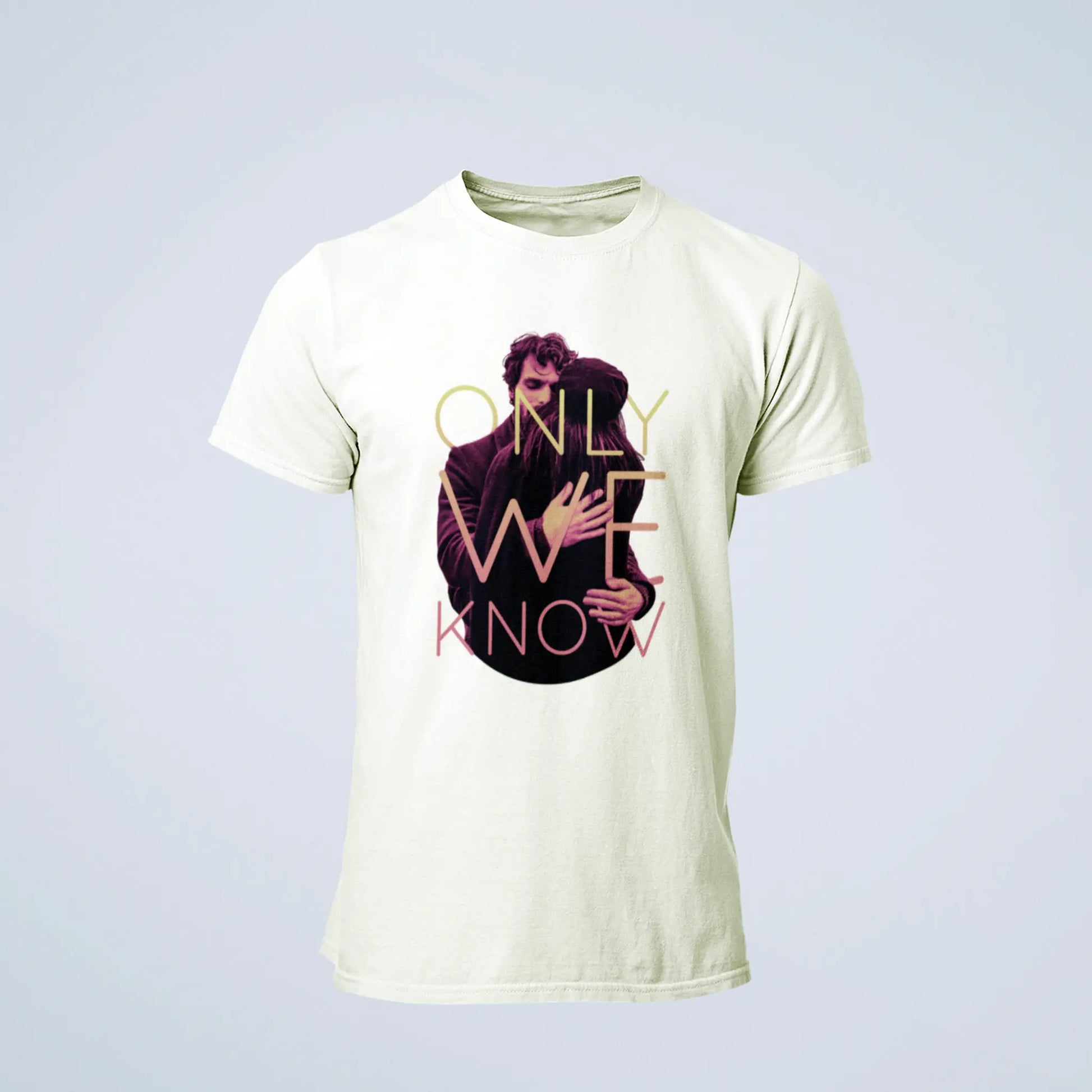 White t-shirt displaying pure love connection that transcends words and explanations - Λευκό μπλουζάκι που απεικωνίζει την αγνή σύνδεση αγάπης που υπερβαίνει λόγια και εξηγήσεις