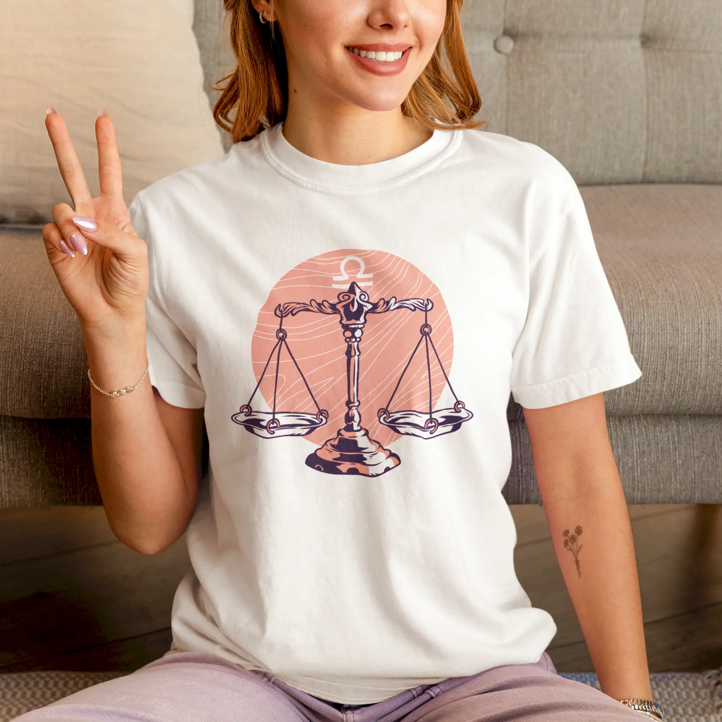 White t-shirt featuring Libra balance artwork in stylish horoscope theme – Λευκό μπλουζάκι με καλλιτεχνικό σχέδιο Ζυγού και αστρολογικό στυλ,