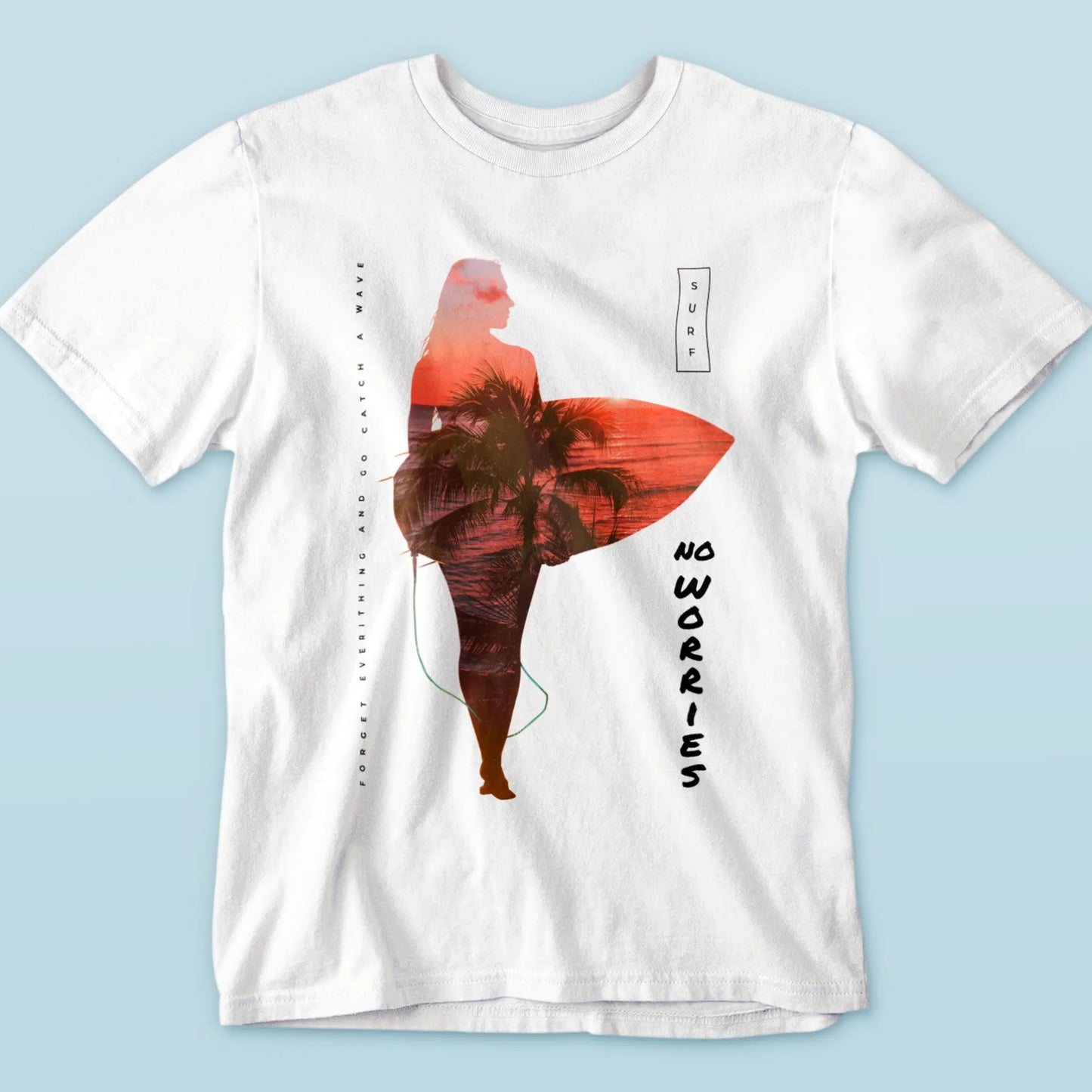 White t-shirt featuring 'No Worries' surfer design with palm trees and orange sky – Λευκό t-shirt με σχέδιο 'No Worries' σέρφερ και φόντο φοίνικες και πορτοκαλί ουρανό