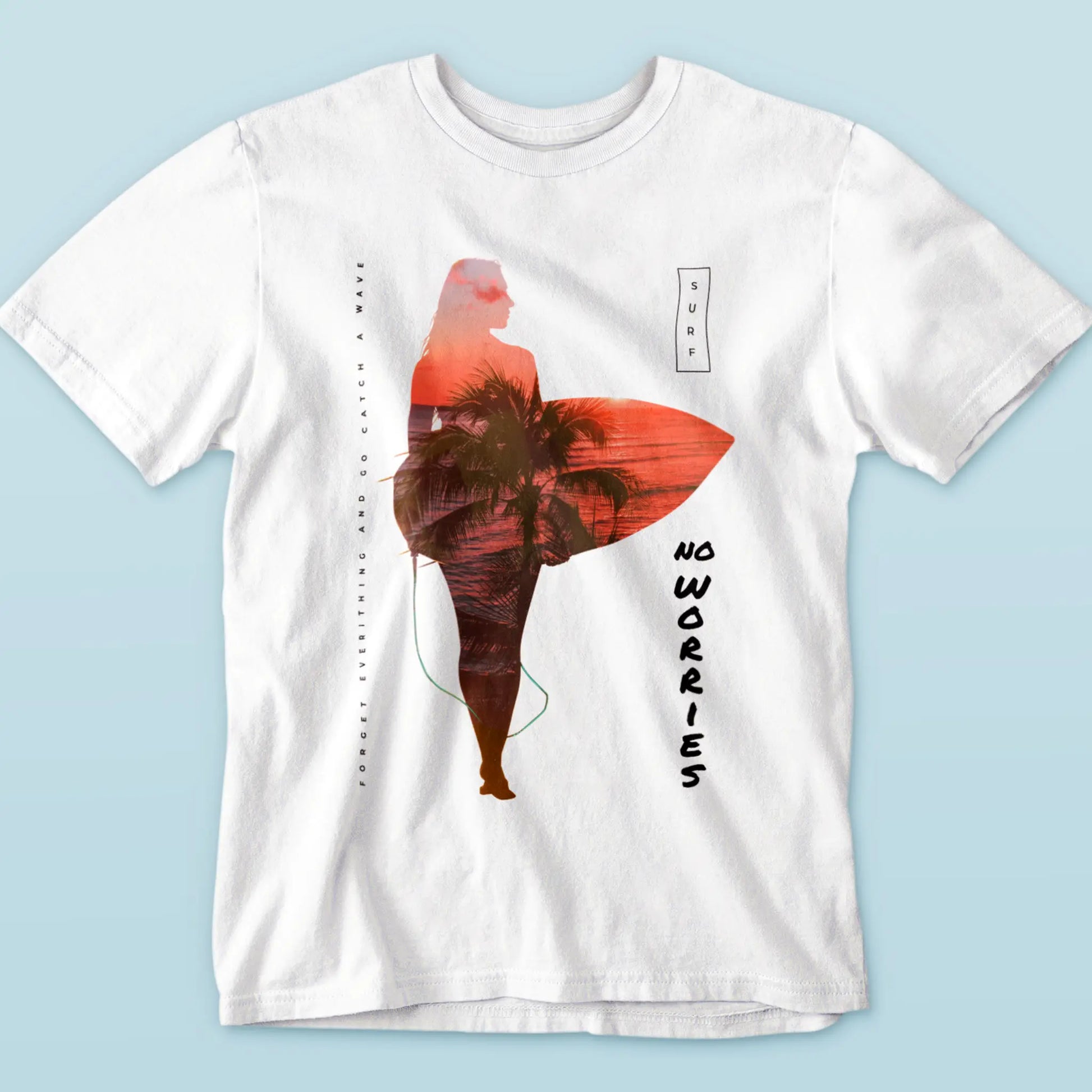 White t-shirt featuring 'No Worries' surfer design with palm trees and orange sky – Λευκό t-shirt με σχέδιο 'No Worries' σέρφερ και φόντο φοίνικες και πορτοκαλί ουρανό
