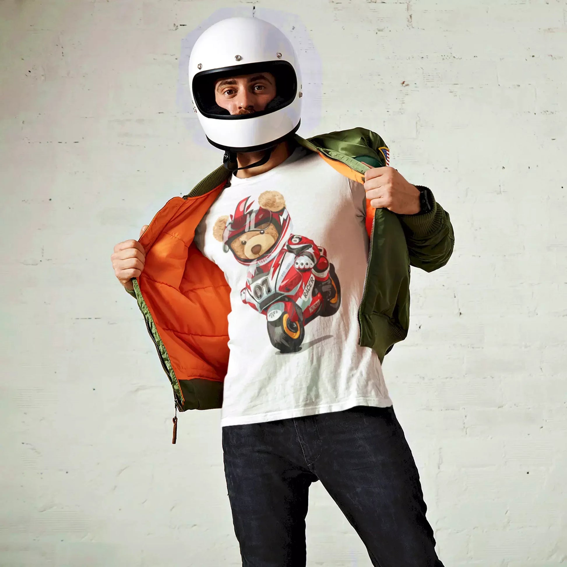 White t-shirt featuring a dynamic racer teddy bear design – Λευκή μπλούζα με δυναμικό σχέδιο αρκουδάκι αγωνιστή.