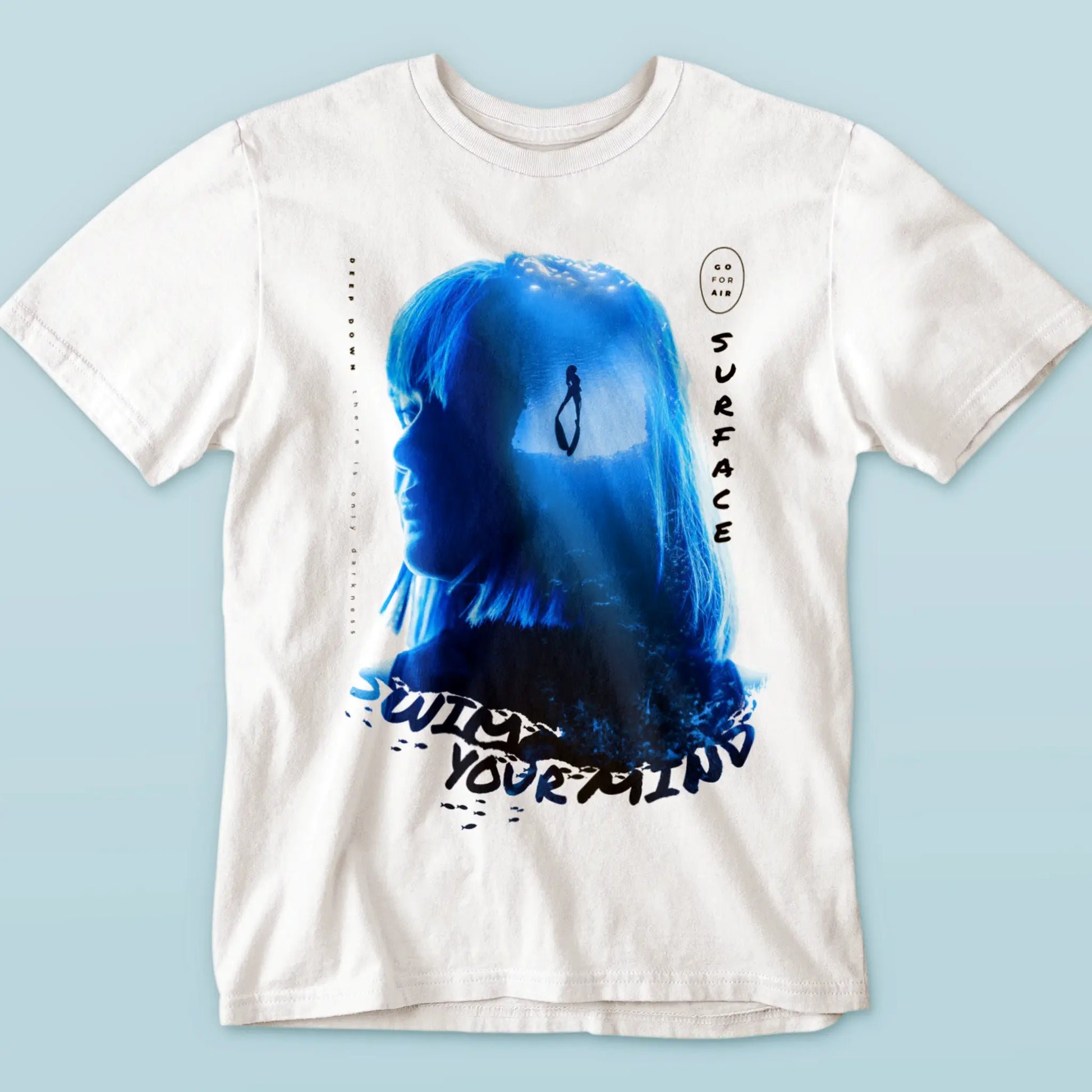 White t-shirt featuring inspiring deep dive and surface art for creative minds | Λευκό μπλουζάκι με εμπνευσμένη τέχνη κατάδυσης και ανάδυσης για δημιουργικά μυαλά