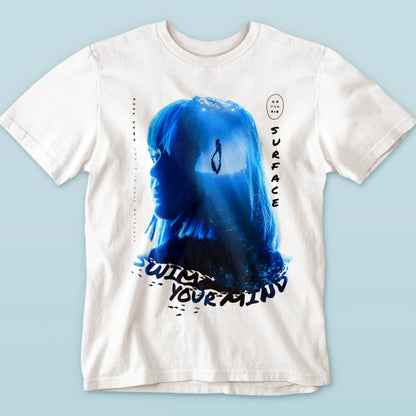 White t-shirt featuring inspiring deep dive and surface art for creative minds | Λευκό μπλουζάκι με εμπνευσμένη τέχνη κατάδυσης και ανάδυσης για δημιουργικά μυαλά