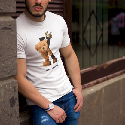 White t-shirt featuring teddy bear with golden crown and bold letter K – Λευκή μπλούζα με αρκουδάκι με χρυσή κορώνα και έντονο γράμμα K