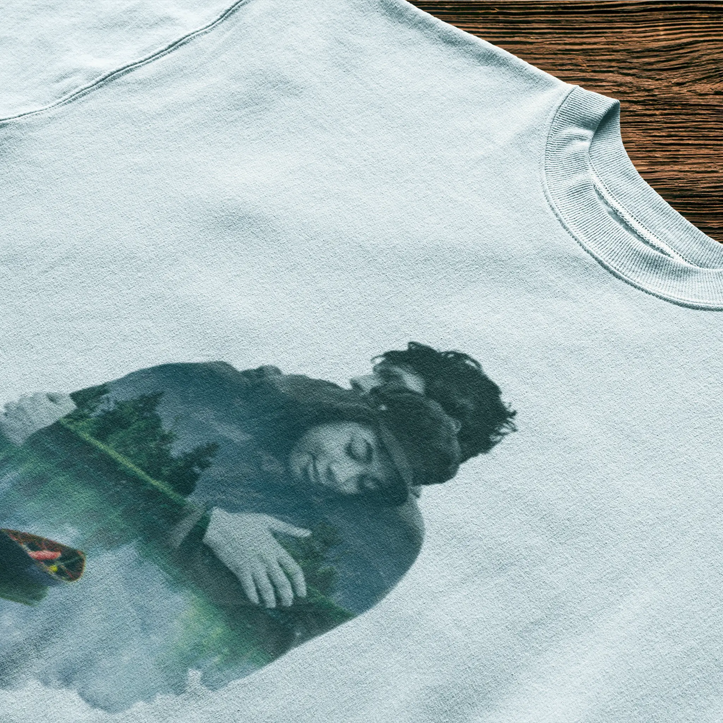 White t-shirt glowing with dreamy hug design in double exposure art – Λευκό t-shirt που λάμπει με ονειρική αγκαλιά σε στυλ διπλής έκθεσης