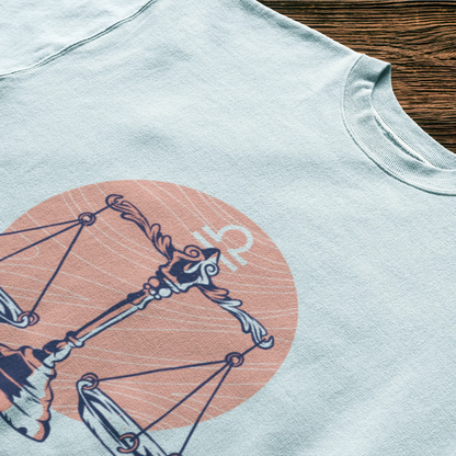 White t-shirt showcasing Libra zodiac symbol with elegant scales – Λευκό μπλουζάκι με το σύμβολο του Ζυγού και κομψή ζυγαριά,
