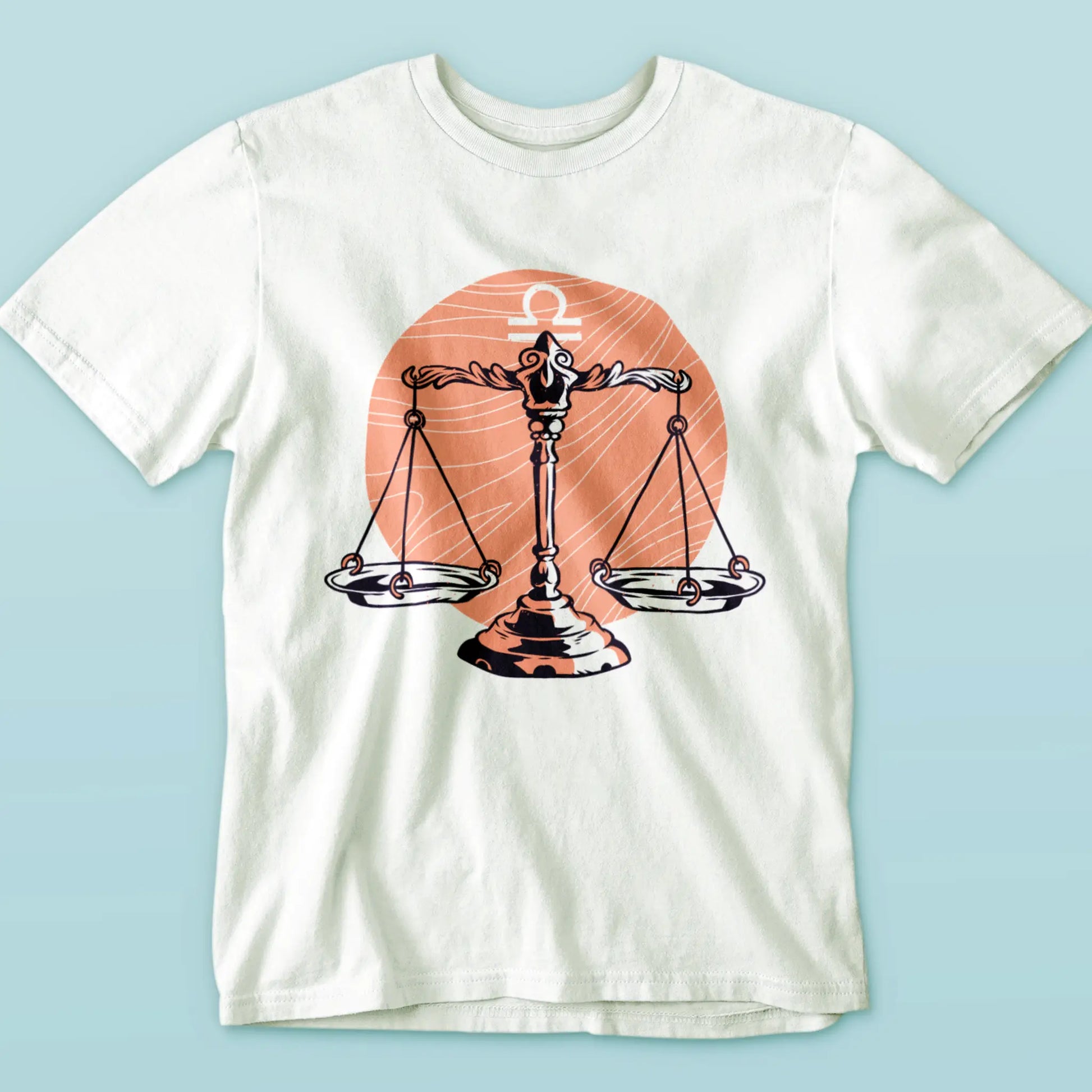 White t-shirt with Libra scales zodiac design for balanced lifestyle – Λευκό μπλουζάκι με σχέδιο Ζυγού και ζυγαριά για ισορροπημένο στυλ