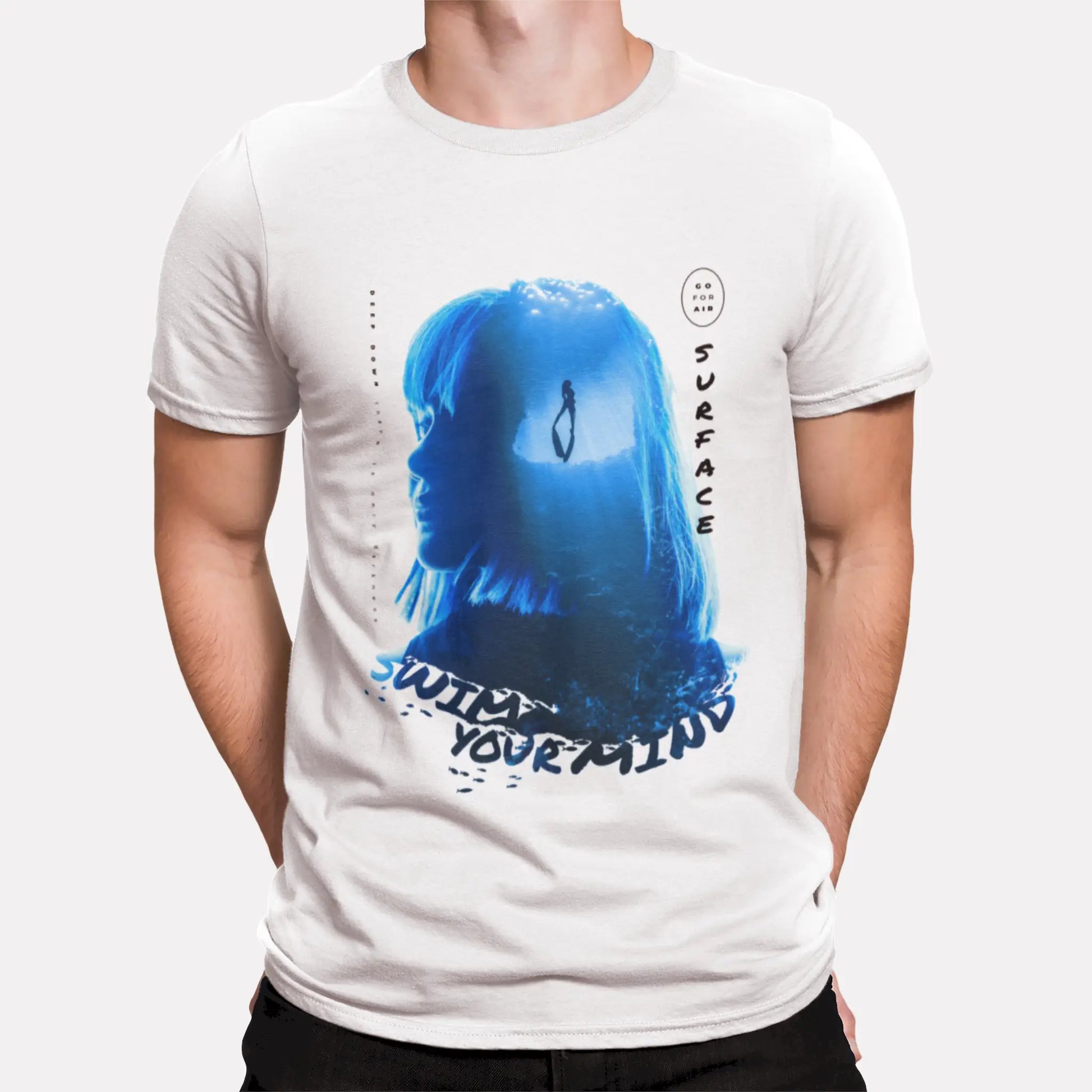White t-shirt with ‘Surface – Swim Your Mind’ artistic freediver design, blending ocean light and human silhouette | Λευκό μπλουζάκι με το καλλιτεχνικό σχέδιο ‘Surface – Swim Your Mind’, που συνδυάζει φως ωκεανού και ανθρώπινη σιλουέτα