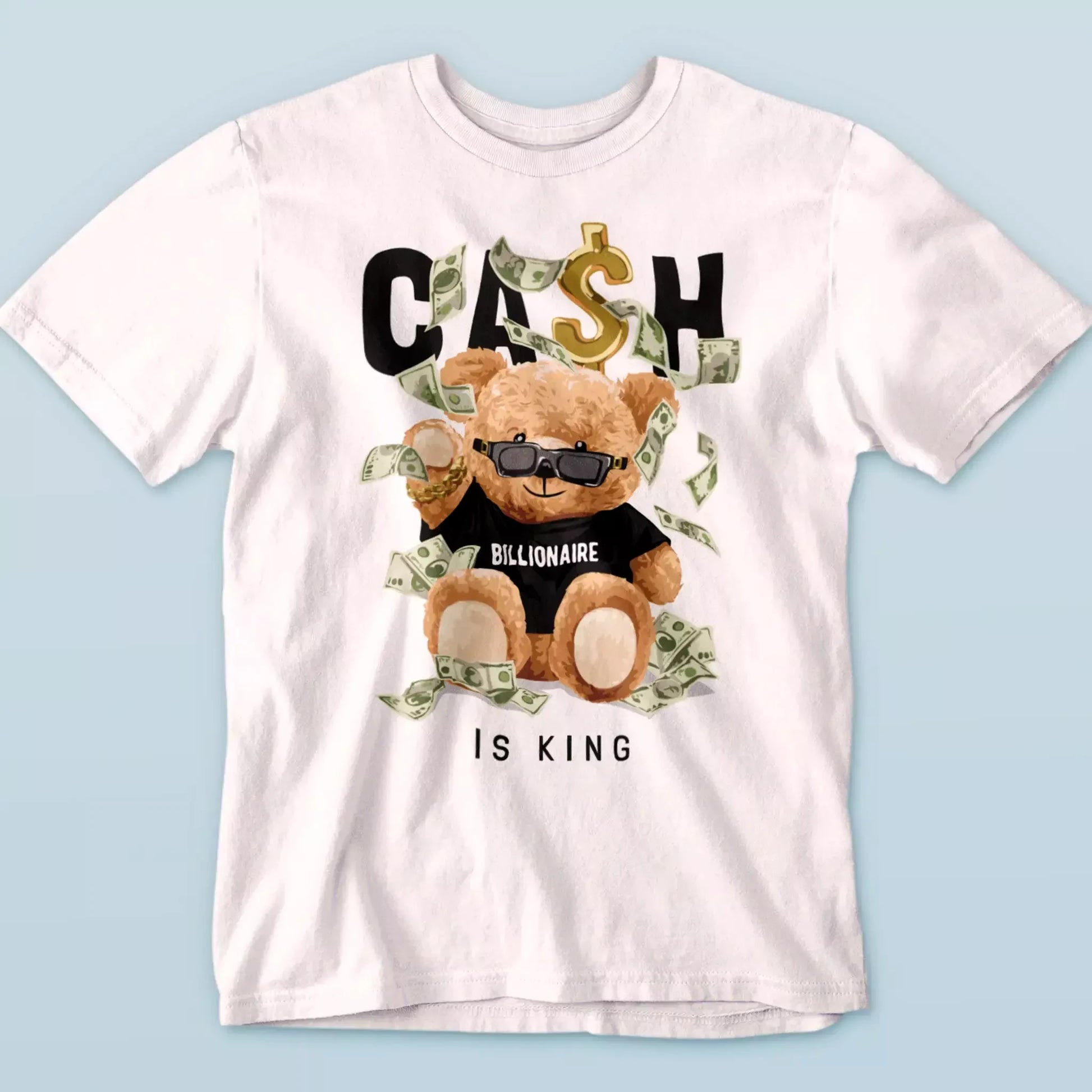 White t-shirt with a crowned teddy bear holding bundles of cash, ideal for statement streetwear looks – Λευκό t-shirt με αρκούδο που φοράει στέμμα και κρατά δεσμίδες χρημάτων, ιδανικό για streetwear εμφανίσεις