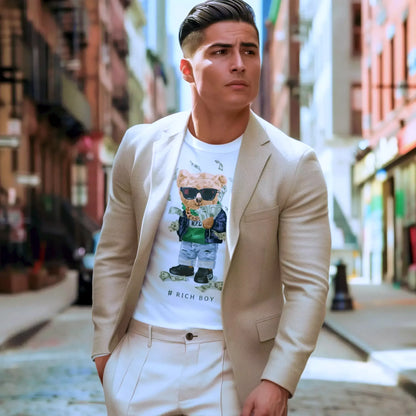 White t-shirt with a teddy bear wearing shades and a money gun, perfect for stylish flex looks – Λευκό t-shirt με αρκουδάκι που φορά γυαλιά και κρατά money gun, ιδανικό για εντυπωσιακά street looks