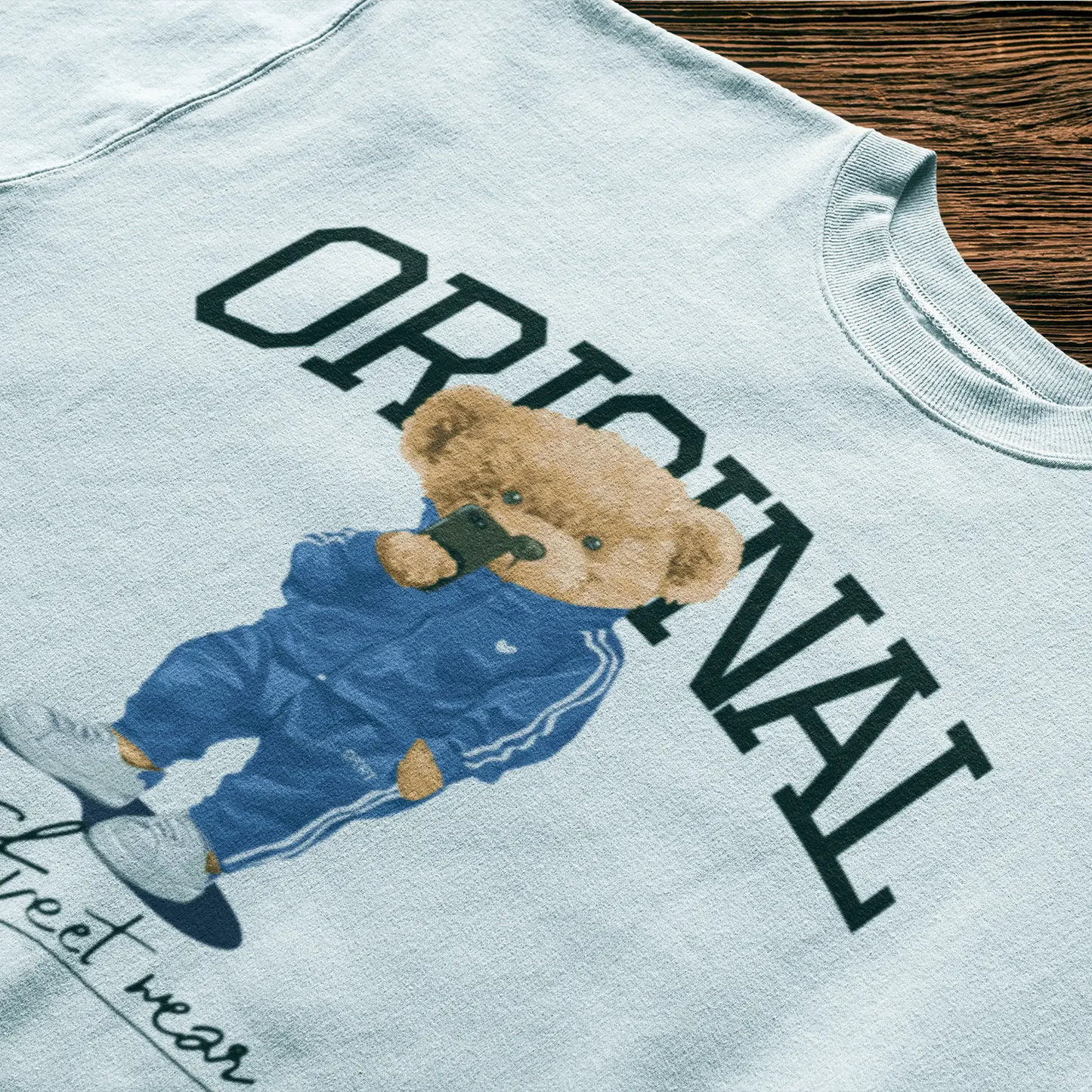 White t-shirt with bold streetwear bear illustration – Λευκό μπλουζάκι με έντονο σχέδιο αρκούδου streetwear