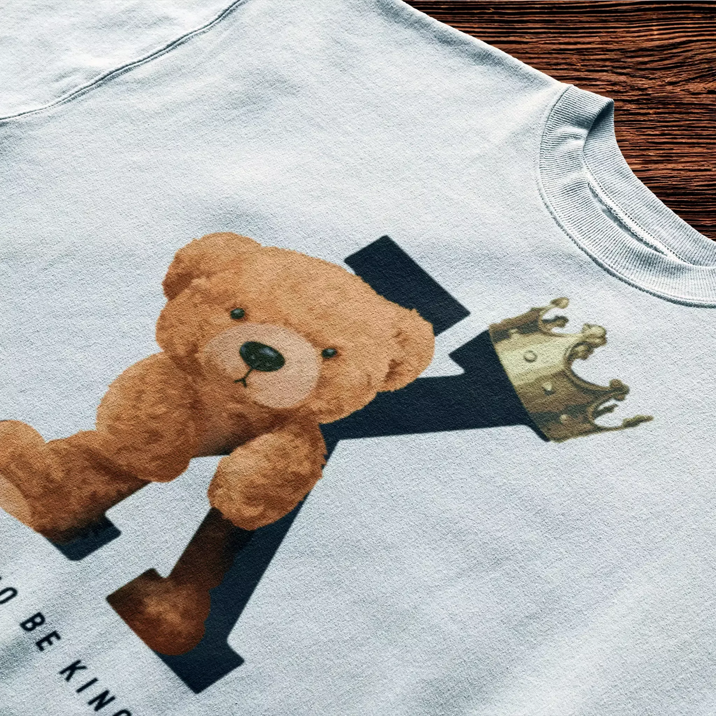 White t-shirt with crown-wearing teddy leaning on bold letter K – Λευκό μπλουζάκι με teddy bear με κορώνα δίπλα στο γράμμα K