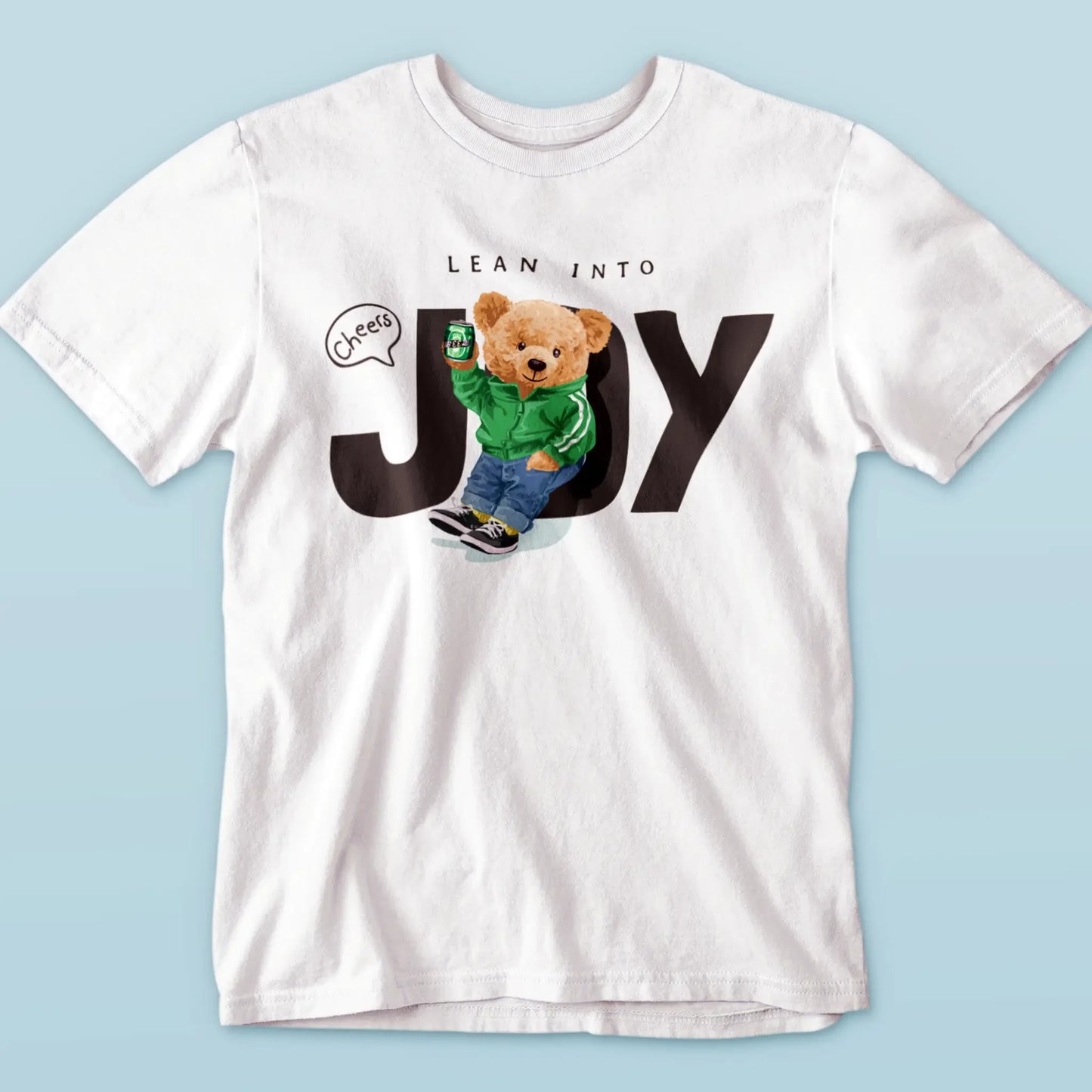 White t-shirt with joyful teddy raising a cheers – Λευκό μπλουζάκι με χαρούμενο teddy που κάνει cheers.